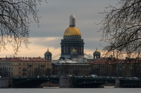 Более 300 сотрудников Исаакия просят Путина остановить передачу музея РПЦ