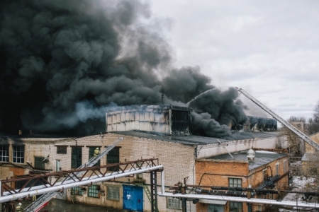 Двух пожарных, спасших почти 90 человек, ищут на месте сгоревшего цеха в Иваново