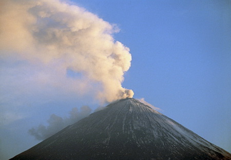 Очертания вершины вулкана Камбальный на Камчатке изменились из-за извержения