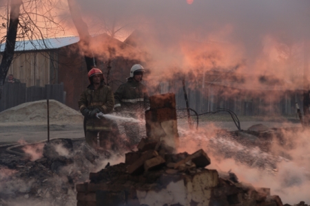 Более 20 домов горят в трех районах Красноярского края из-за пала травы, пострадавших нет