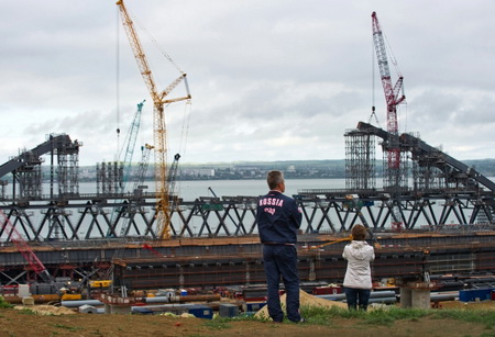 Строители собрали первые блоки арок судоходного пролета авточасти Керченского моста