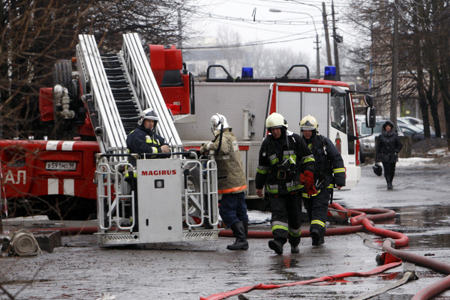Потушен пожар на складе с кондитерской продукцией в Ростовской области