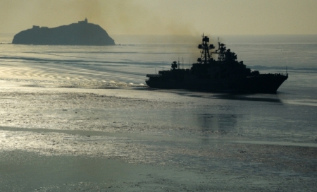 Корабли ВМФ РФ проходят Босфор под защитой