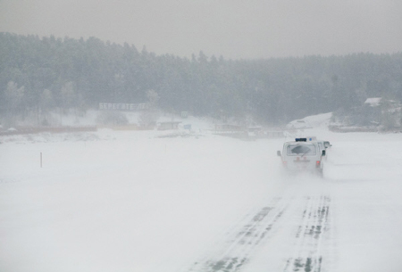 Ограничение движения введено на автодороге "Лена" в Якутии в связи с ливневым снегом и сильным ветром