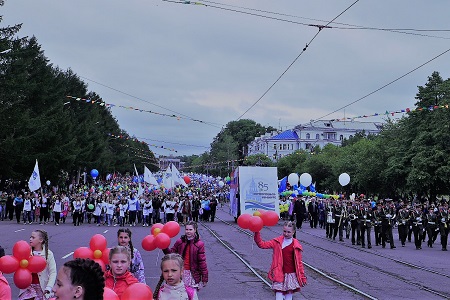 Комсомольск-на-Амуре отметил 85-летие праздничным шествием и авиашоу