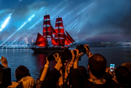 Праздник "Алые паруса" пройдет на Дворцовой площади Петербурга