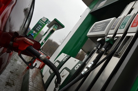 Бензин в Крыму стремительно дешевеет вторую неделю подряд после визита главы ФАС