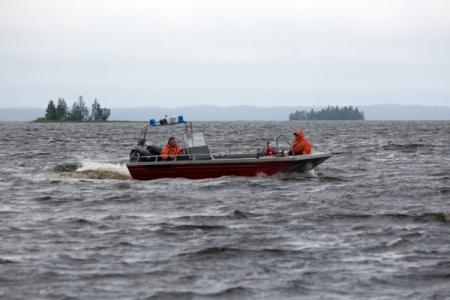 Моторная лодка перевернулась на озере в ЯНАО, погибли два человека