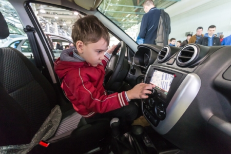 Правительство России запретило оставлять дошкольников в стоящем автомобиле без присмотра взрослых