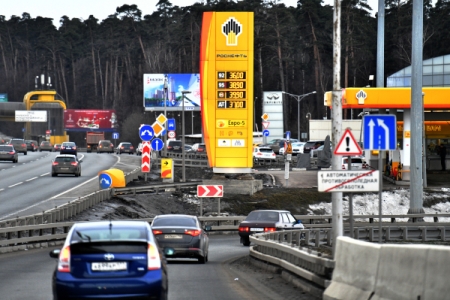 В РФ не станут искусственно занижать цены на бензин