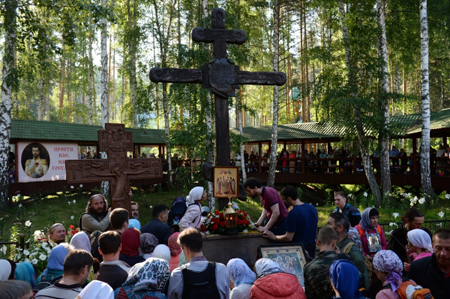 Более 60 тысяч человек приняли участие в "царском" крестном ходе в Екатеринбурге