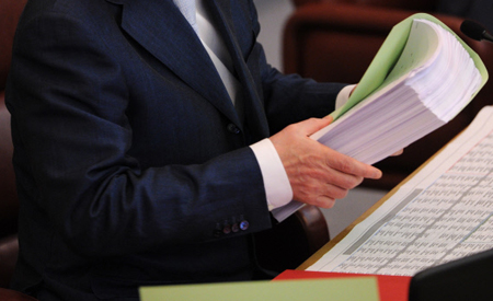 Второй кандидат в губернаторы Свердловской области предоставил в избирком подписи депутатов