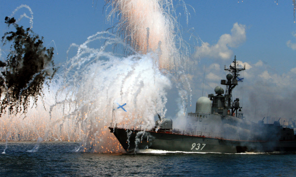 Главный военно-морской парад в Петербурге - это возрождение более чем вековой традиции