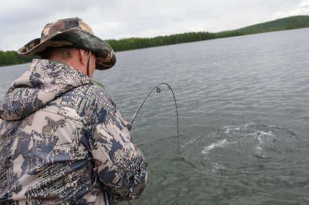 Путин рыбачил на озерах в Южной Сибири и два часа гонялся за щукой