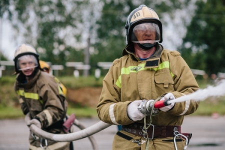 Пожарные потушили склад, горевший на севере Москвы