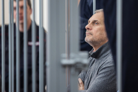 Сахалинского экс-губернатора Хорошавина вновь увезли из суда на "скорой" в больницу