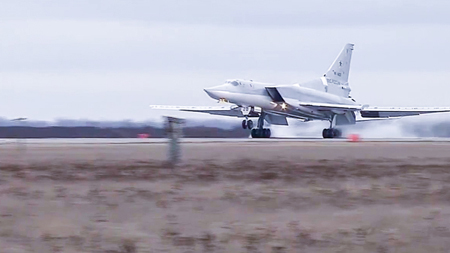 Бомбардировщик Ту-22 выкатился за пределы полосы на авиабазе под Калугой