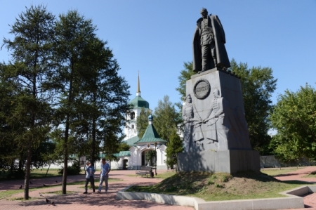 Памятник Николаю II и цесаревичу Алексею отреставрировали в Новосибирске после нападения вандала с топором
