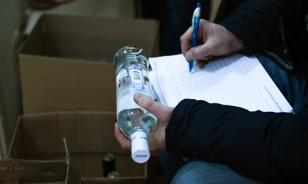 В Тольятти изъято более 12 тонн "паленого" алкоголя, который поставлялся в магазины региона