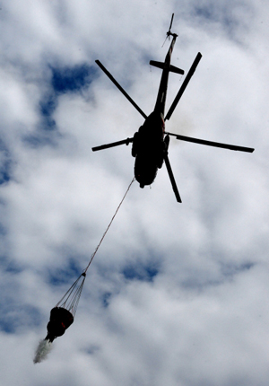 МЧС привлекло вертолет для тушения пожара на склоне горы в Крыму