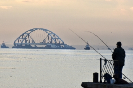 Арку Крымского моста доставили в створ между фарватерными опорами