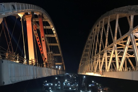 Автодорожная арка Крымского моста поднята на опоры