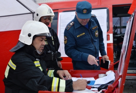Новые пожарные машины с учетом климатических особенностей регионов созданы для МЧС