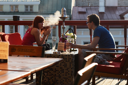 Курение кальянов и вейпов планируется запретить в кафе и ресторанах России