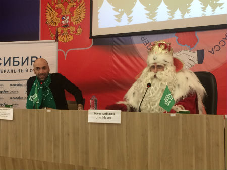 Световозвращающий посох подарили Дед Морозу юные инспекторы в Кемерово