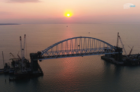 Завершено сооружение всех опор автодорожной части моста через Керченский пролив