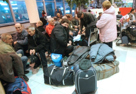 Десятки рейсов задержаны или отменены в аэропортах Москвы