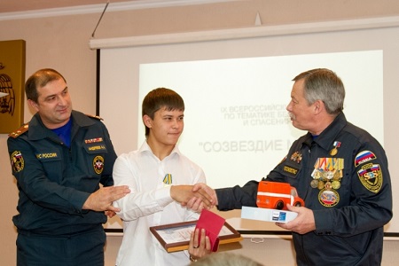 Омский подросток получил награду фестиваля "Созвездие мужества" за спасение отца с двумя дочерьми