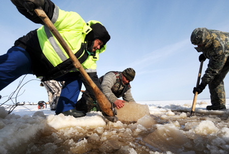 Вмерзший в лед бортовой журнал найден на месте крушения вертолета в Иркутской области