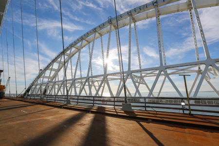 Движение по Крымскому мосту может открыться в середине нынешнего года