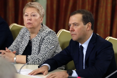 Медведев взял на контроль инцидент в пермской школе