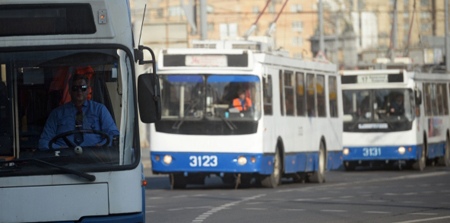 Более 10 троллейбусов заблокированы в Кемерово из-за лопнувшей на морозе опоры контактной линии