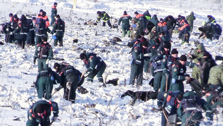 Спасатели на месте крушения Ан-148 в Подмосковье сосредоточены на сборе обломков и личных вещей