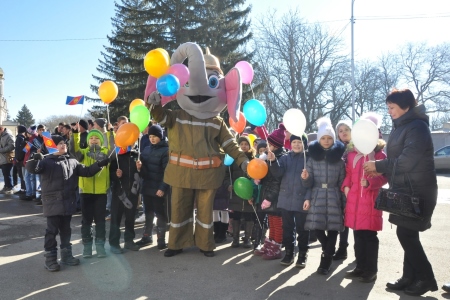 Профессии спасателя и пожарного показали детям во время флешмоба в Ставрополе