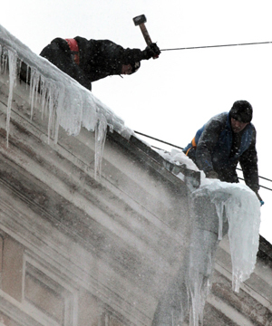 Жительница Воронежа госпитализирована после падения на нее ледяной глыбы с крыши