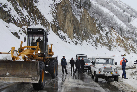 Усилено патрулирование трасс в КЧР, КБР и Северной Осетии из-за угрозы схода снежных лавин