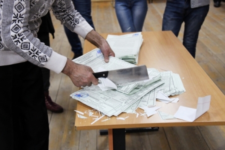 В 24 регионах на востоке РФ начался подсчет голосов, отданных на президентских выборах