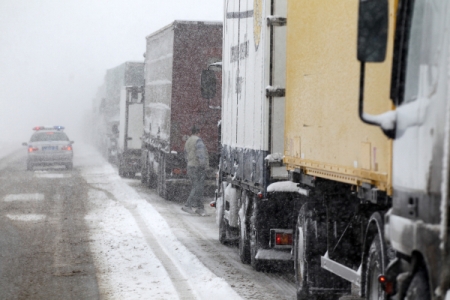 Трассу М-5 "Урал" в Челябинской области из-за снегопада закрыли для грузового транспорта до утра