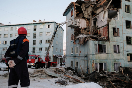 Петербургская лаборатория ищет скрытые повреждения в пострадавшей от взрыва газа мурманской пятиэтажке