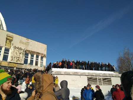 Сотни екатеринбуржцев пришли посмотреть на снос 220-метровой телебашни в центре города