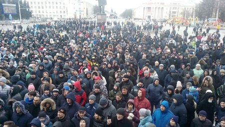 Дополнительные силы ОМОН прибыли на площадь в Кемерово, где проходит стихийный митинг