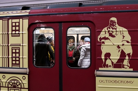 Поезд "Малый театр" запустили в московском метро