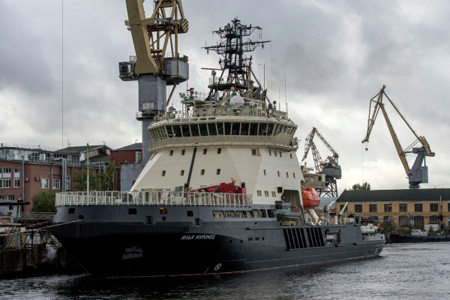 Новейший ледокол Северного флота "Илья Муромец" вышел в море на ледовые испытания