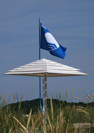Пляж в поселке Янтарный Калининградской области вновь получил единственный в России "голубой флаг"