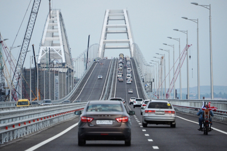 Автомобильное движение открылось с обеих сторон Керченского пролива по Крымскому мосту