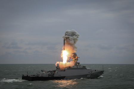 Корабли РФ с ракетами "Калибр" заступают на постоянное дежурство в Средиземном море